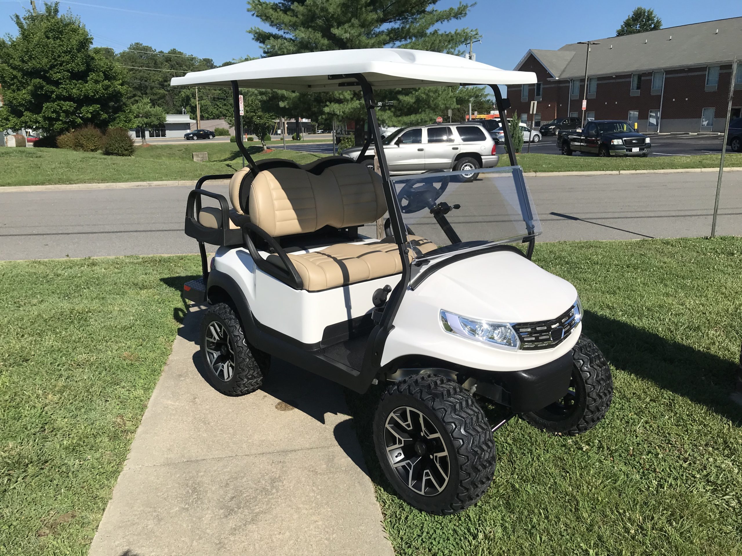 PHOENIX BODY! 2016 Club Car Lifted Gas Golf Car White Peebles Golf Cars